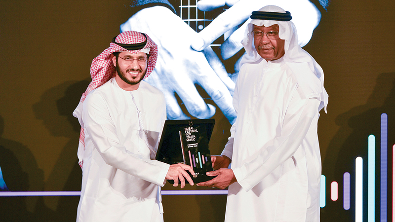 خلال تكريم الموسيقار الإماراتي عيد الفرج بلقب «شخصية العام الموسيقية» تقديراً لمسيرته الفنية الطويلة. تصوير: آشوك فيرما