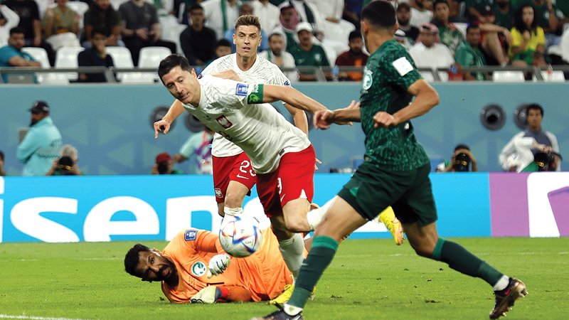 ليفاندوفيسكي سجل هدفه في شباك «الأخضر» من خطأ دفاعي للاعب السعودي المالكي. إي.بي.إي