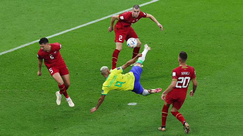 ضربة مقصية للنجم البرازيلي ريشاليسون وجدت طريقها في شباك صربيا. رويترز