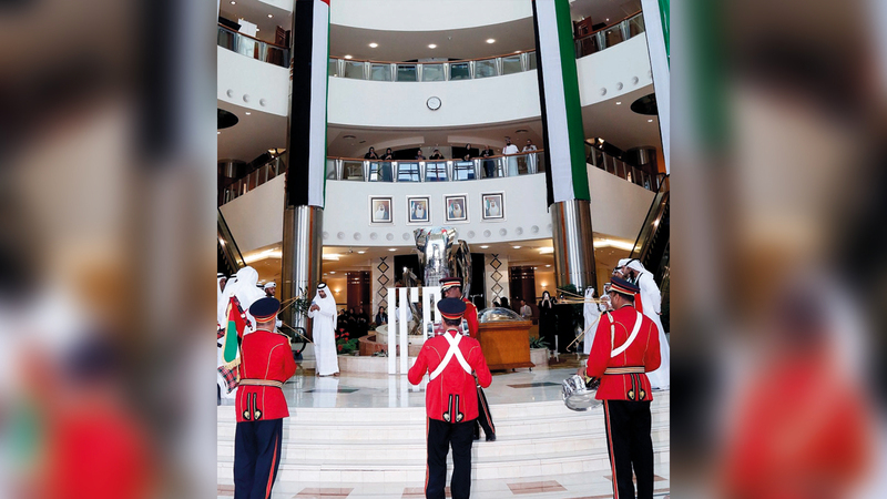 موسيقى شرطة أبوظبي ولوحات شعبية خلال الاحتفالية. من المصدر