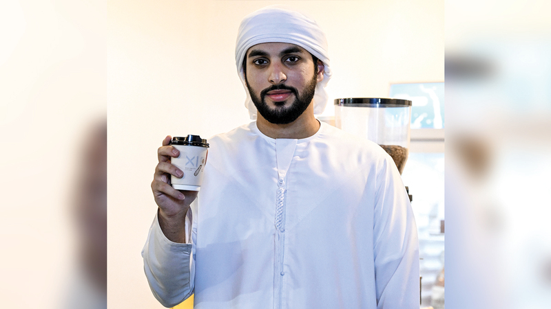 علي بالجافلة: &laquo;أستمتع بالوقوف شخصياً مع العمال، وتحضير القهوة للزبائن، ويحفزني ما أجد من تفاعل من الجمهور على الاستمرار والتطوير&raquo;.