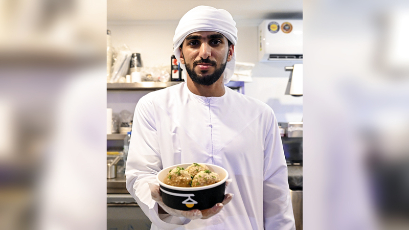 عبدالله السويدي: &laquo;مجتمعنا يشجع المواطن بشكل كبير، فبمجرد أن يرونا نحن الشباب نقف على رأس مشاريعنا بأنفسنا، فإنهم لا يترددون في الدعم&raquo;.