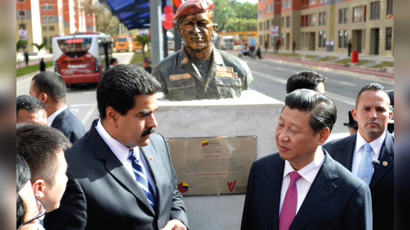 شي جين بينغ بصحبة رئيس فنزويلا نيكولاس مادورو للتفاهم حول تعزيز العلاقات. أ.ف.ب