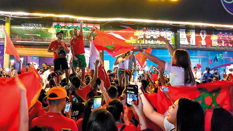 فرحة كبيرة للجماهير المغربية بعد الفوز على بلجيكا. تصوير: أسامة أبوغانم