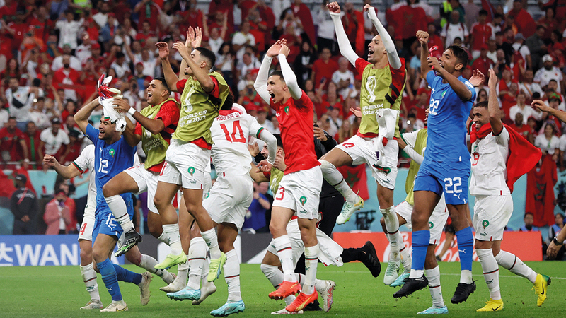 لاعبو المغرب يحتفلون مع جمهورهم بالفوز الكبير على بلجيكا. رويترز