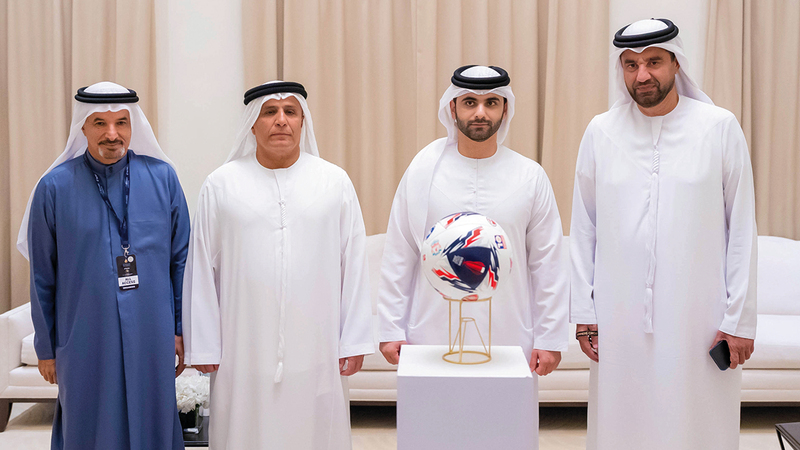 منصور بن محمد يتوسط الطاير وحارب وخوري. من المصدر