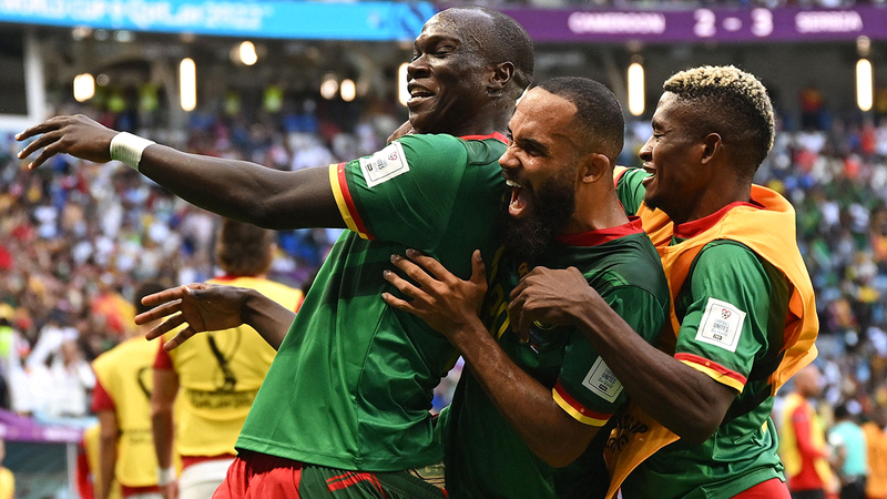 أبوبكر (يساراً) يحتفل مع زملائه بعد هدفه في صربيا. أ.ف.ب