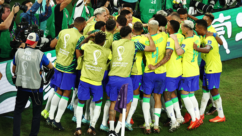لاعبو البرازيل الأساسيون والبدلاء يحتفلون بهدف كاسيميرو. رويترز