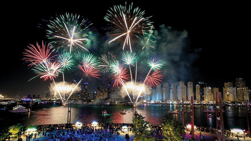 ألوان علم الإمارات ستلون سماء دبي خلال الاحتفالات. من المصدر