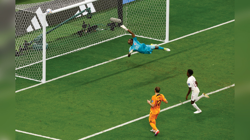 كرة هولندية ترتطم بعارضة المرمى القطري.   رويترز