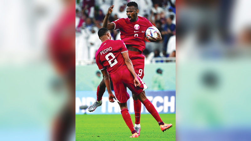 مونتاري أحرز الهدف الأول في تاريخ قطر بالمونديال.   أ.ف.ب