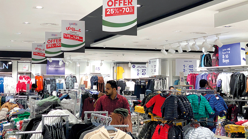 التخفيضات شملت سلعاً عدة يوجد عليها إقبال من المستهلكين منها الملابس والحقائب والأحذية. À تصوير: إريك أرازاس