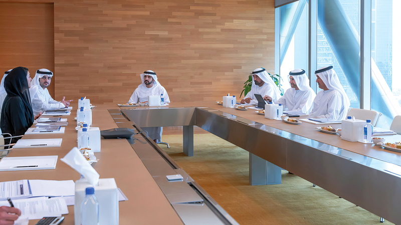 حمدان بن محمد خلال ترؤسه اجتماع مجلس إدارة مؤسسة دبي للاستثمارات الحكومية بحضور مكتوم بن محمد.   من المصدر