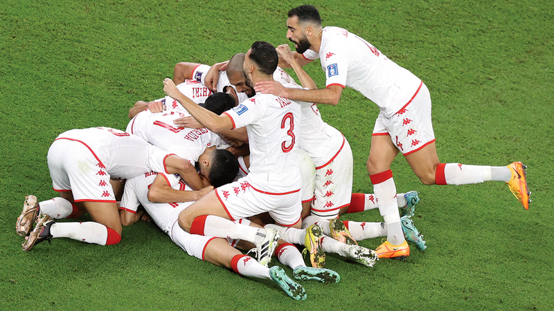 فرحة كبيرة للاعبي تونس بعد الفوز على فرنسا رغم عدم التأهل إلى ثمن النهائي.   إي.بي.إي