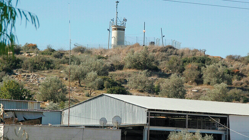 4 أبراج عسكرية ترصد حركة تنقّل سكان «عزون».   الإمارات اليوم