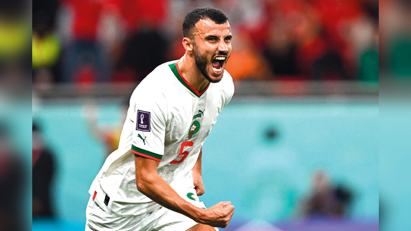 صخرة دفاع المغرب رومان سايس يسعى مع «أسود الأطلس» للحسم في بطاقة دور الـ16 اليوم.   أ.ف.ب