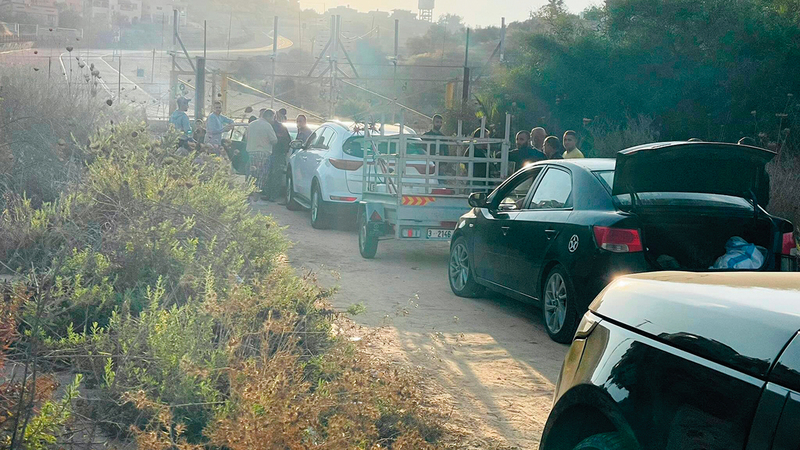 القوات الإسرائيلية تمنع مزارعي «عزون» من دخول أرضهم.   الإمارات اليوم