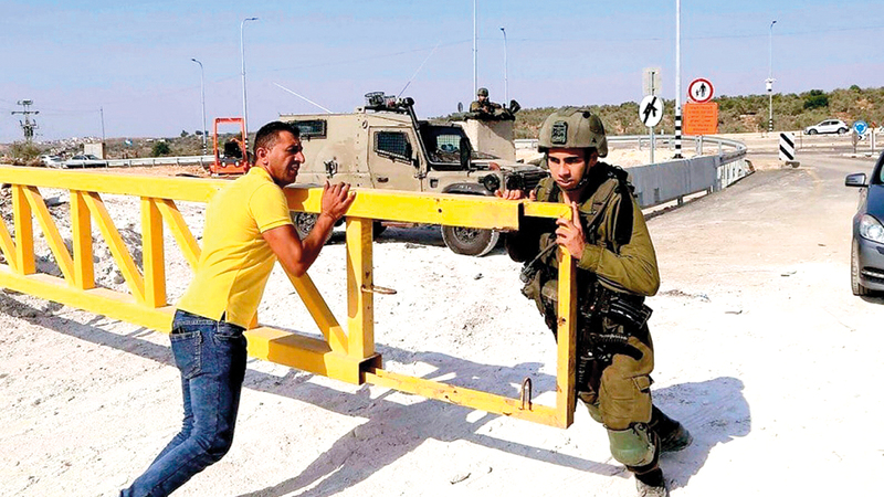 بوابة حديدية وقوات عسكرية تغلق مدخل عزون الشمالي.   الإمارات اليوم