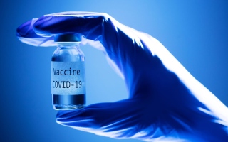 خبراء الصحة في أوروبا يدعون إلى تلقي لقاحات الإنفلونزا وكورونا
