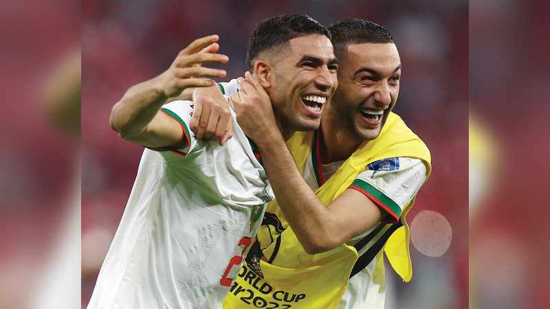 أشرف حكيمي وزياش يحتفلان بالتأهل إلى الدور ثمن النهائي لكأس العالم. رويترز