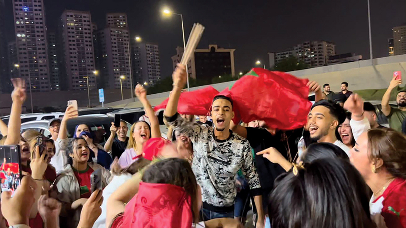من احتفالات المشجعين المغاربة والعرب بإنجاز المغرب في مونديال قطر. من المصدر