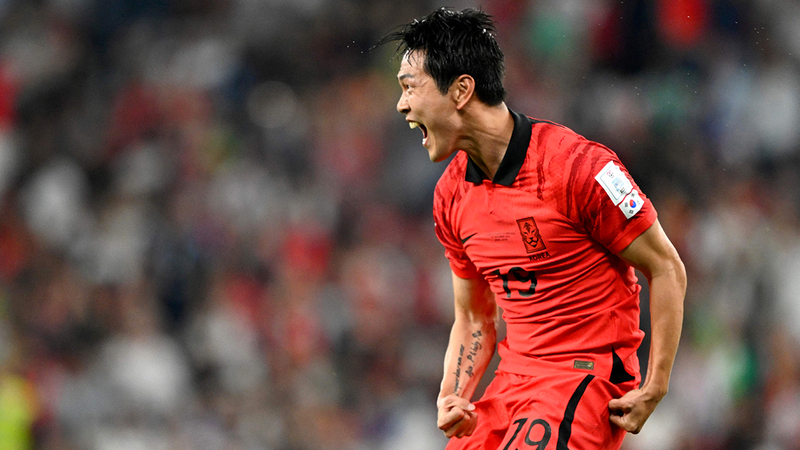 الكوري كيم يونغ جون يحتفل بالتأهل. أ.ف.ب