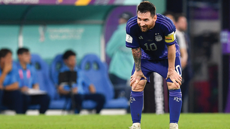 ميسي أمل الأرجنتين في مواصلة الطريق إلى لقب كأس العالم. رويترز