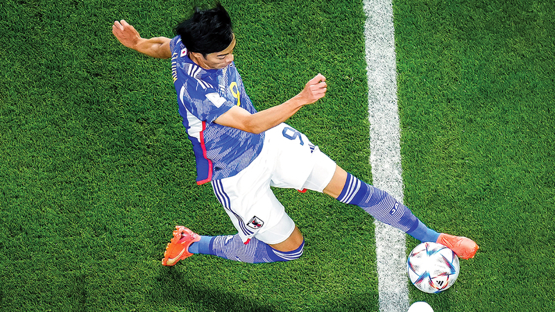 اللقطة الحاسمة التي اعتبر من خلالها «الفار» صحة هدف اليابان تؤكد عدم تجاوز الكرة بكامل محيطها لخط المرمى. À من المصدر