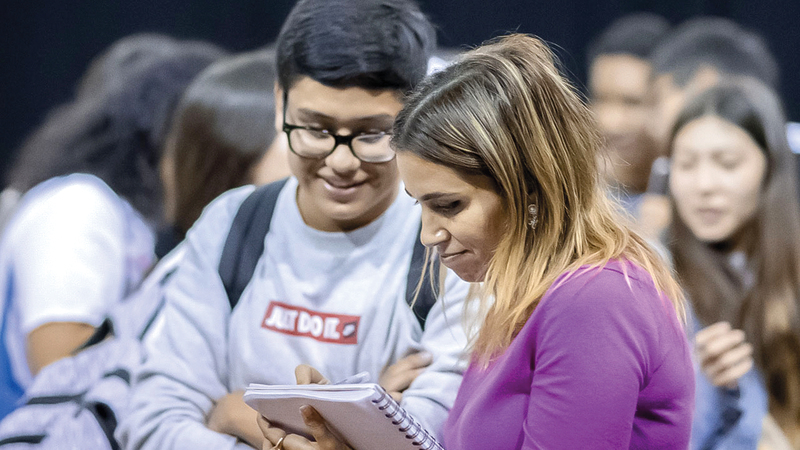 الكتّاب قدموا للطلبة مجموعة من الندوات وورش العمل.  من المصدر