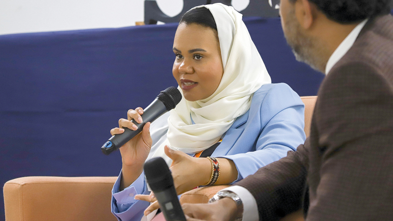 صالحة عبيد تناولت الفرص التي يملكها الكتّاب الشباب في الإمارات. من المصدر