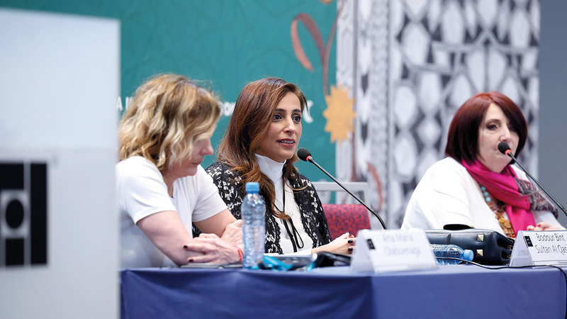 بدور القاسمي استعرضت تجربتها خلال جلسة «المرأة بين الشرق والغرب». من المصدر