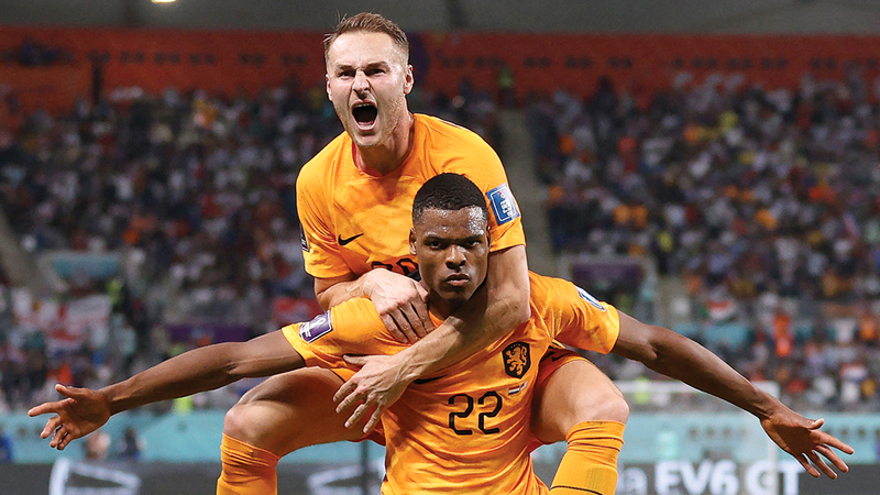 دينزل دومفريس يحتفل بتسجيل الهدف الثالث للمنتخب الهولندي. أ.ف.ب