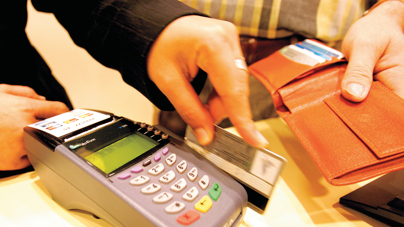 طرق الدفع تغيرت وأصبح التركيز على آلية الدفع بالبطاقات أو التطبيقات الذكية. الإمارات اليوم
