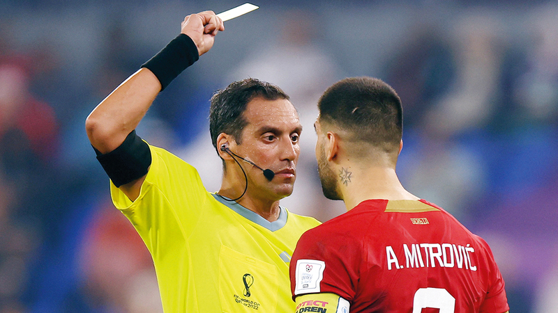 اللاعب الصربي ميتروفيتش يتلقى بطاقة صفراء من الحكم فرناندو راباليني. رويترز