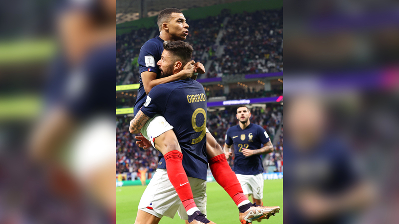 مبابي وجيرو يحتفلان بالفوز والتأهل. إي.بي.إيه