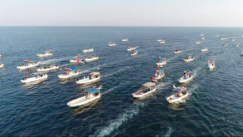 الاحتفالات تضمنت مسيرات بحرية شاركت فيها مئات القوارب والسفن في صور وطنية مبهجة. من المصدر