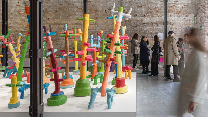 العمل الفني جاء مستوحىً من العلاقة الوطيدة التي تربط الفنان ببيئته المحلية. من المصدر