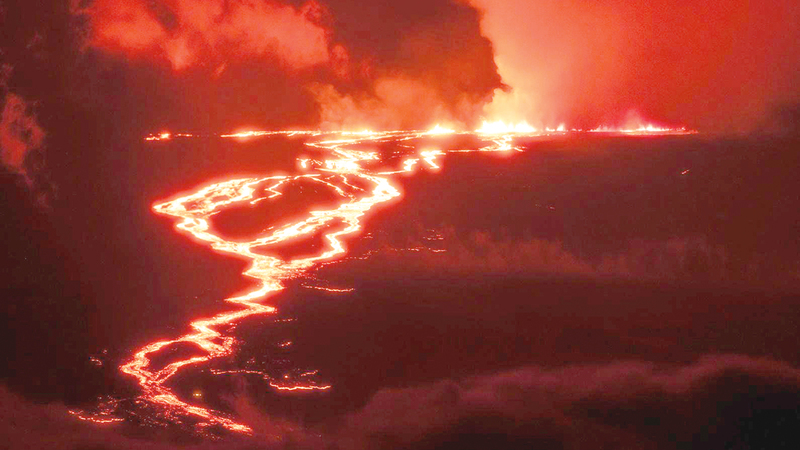 آلاف الأشخاص يسعون إلى رؤية المناظر الليلية للحمم البركانية المتدفقة. أرشيفية