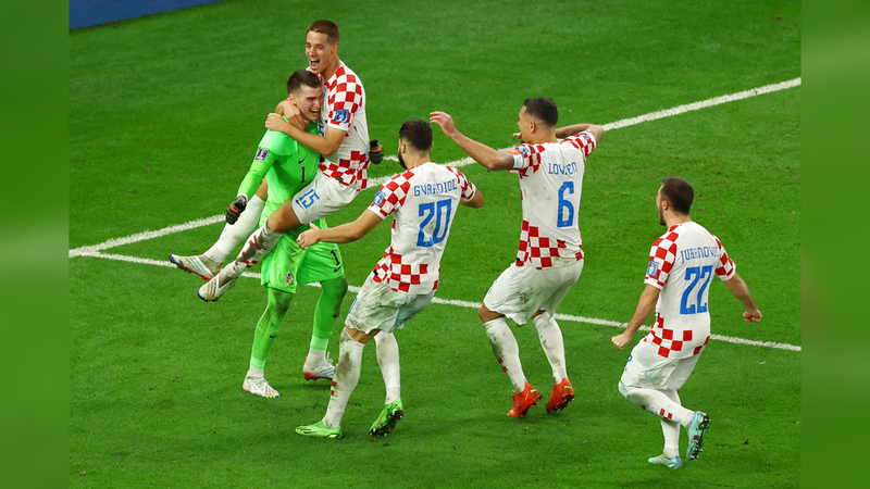 لاعبو كرواتيا يحتفلون مع الحارس ليفاكوفيتش بالفوز والتأهل. رويترز