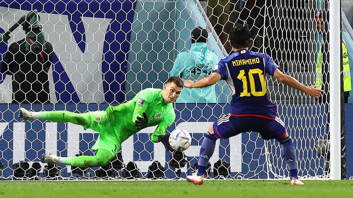 تصدى حارس كرواتيا ليفاكوفيتش لثلاث ركلات ترجيحية أمام اليابان، وقاد منتخب بلاده للفوز 3-1 (الوقت الأصلي 1-1)، والتأهل إلى الدور ربع النهائي من نهائيات كأس العالم لكرة القدم «قطر 2022». وبدا الحارس الكرواتي كأنه يتصدى لهجمات إلكترونية من الكمبيوتر الياباني الذي كان يطمع في اختراق مرمى كرواتيا. أ.ف.ب