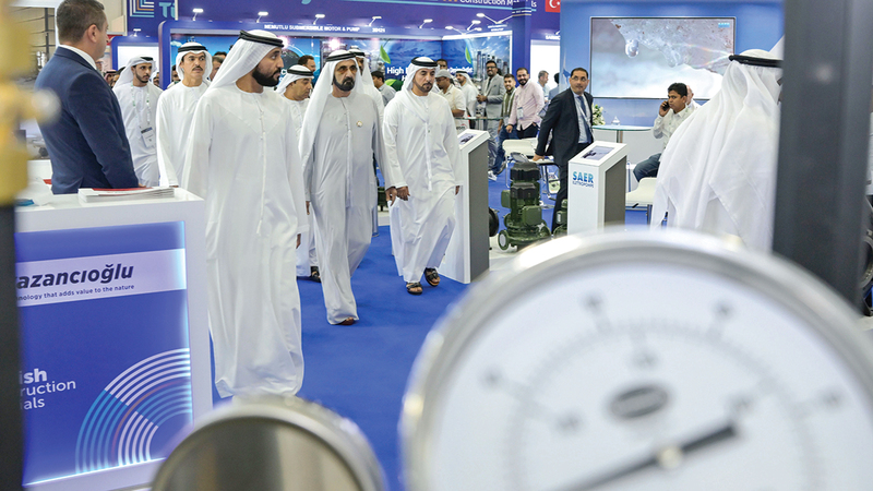 محمد بن راشد خلال جولته في المعرض.   وام