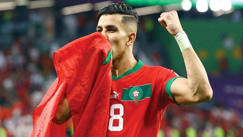 جواد الياميق يقبل علم المغرب بعد الانتصار التاريخي.   إي.بي.إيه