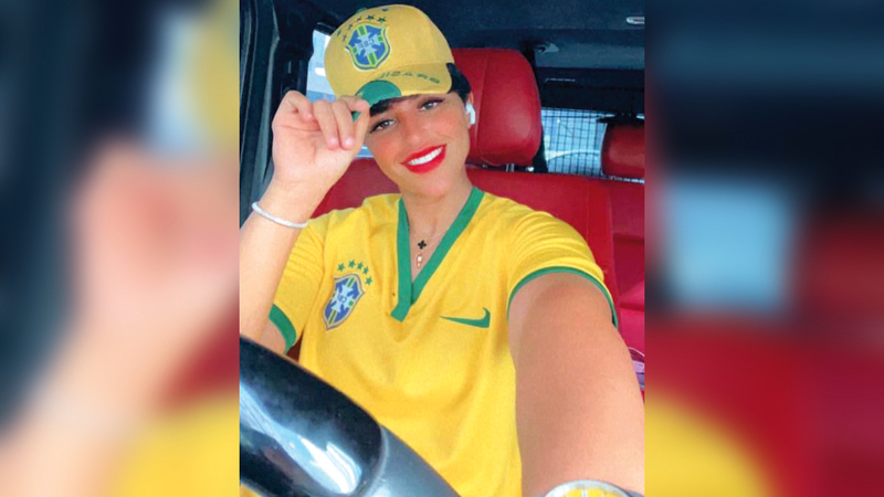 الجليلة النعيمي ترتدي قميص المنتخب البرازيلي.   من المصدر