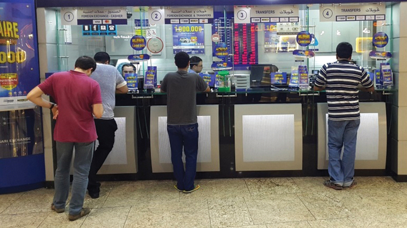 سوق التحويلات المالية في الإمارات تعد من الأكبر في المنطقة.   أرشيفية