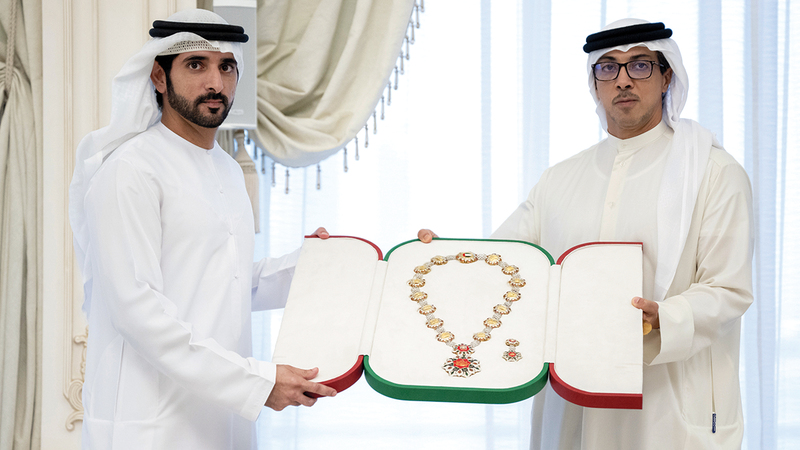 منصور بن زايد خلال تقليده حمدان بن محمد «وسام أم الإمارات» في قصر البحر بأبوظبي.   وام