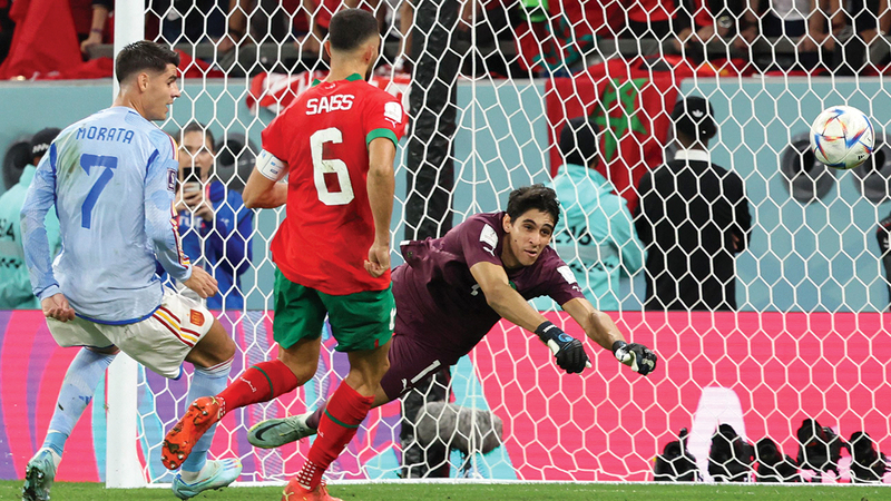 حارس المغرب ياسين بونو يقدم أداء مميزاً في المونديال.     أ.ف.ب