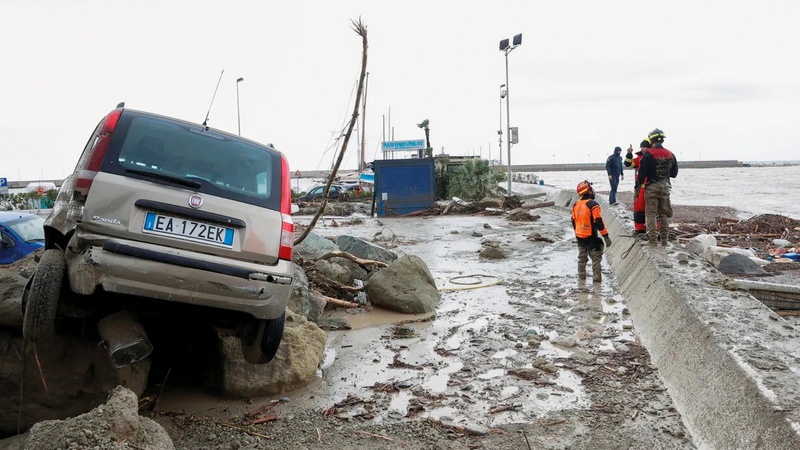 رجال الإنقاذ يحاولون إزالة الأضرار.   رويترز