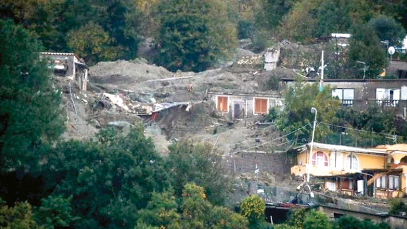 الأمطار أدت إلى انزلاقات أرضية.   رويترز