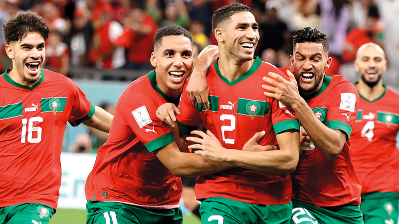 لاعبو المغرب يحتفلون بالفوز والتأهل.   إي.بي.إيه