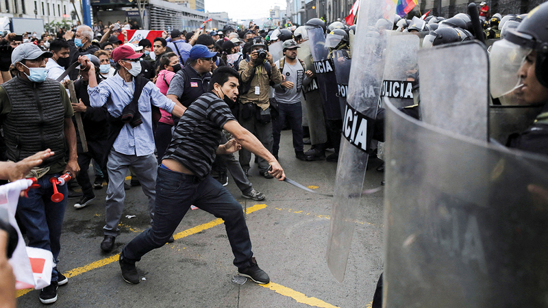 صدامات بين المحتجين على عزل الرئيس ورجال الشرطة. رويترز